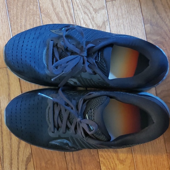 LIKE NEW WOMENS SAUCONY SNEAKERS SIZE 7 WIDE BLACK SNEAKERS - Picture 7 of 8